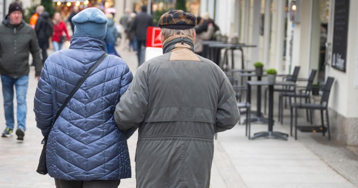 Imagen de archivo de una pareja de pensionistas paseando por la calle.