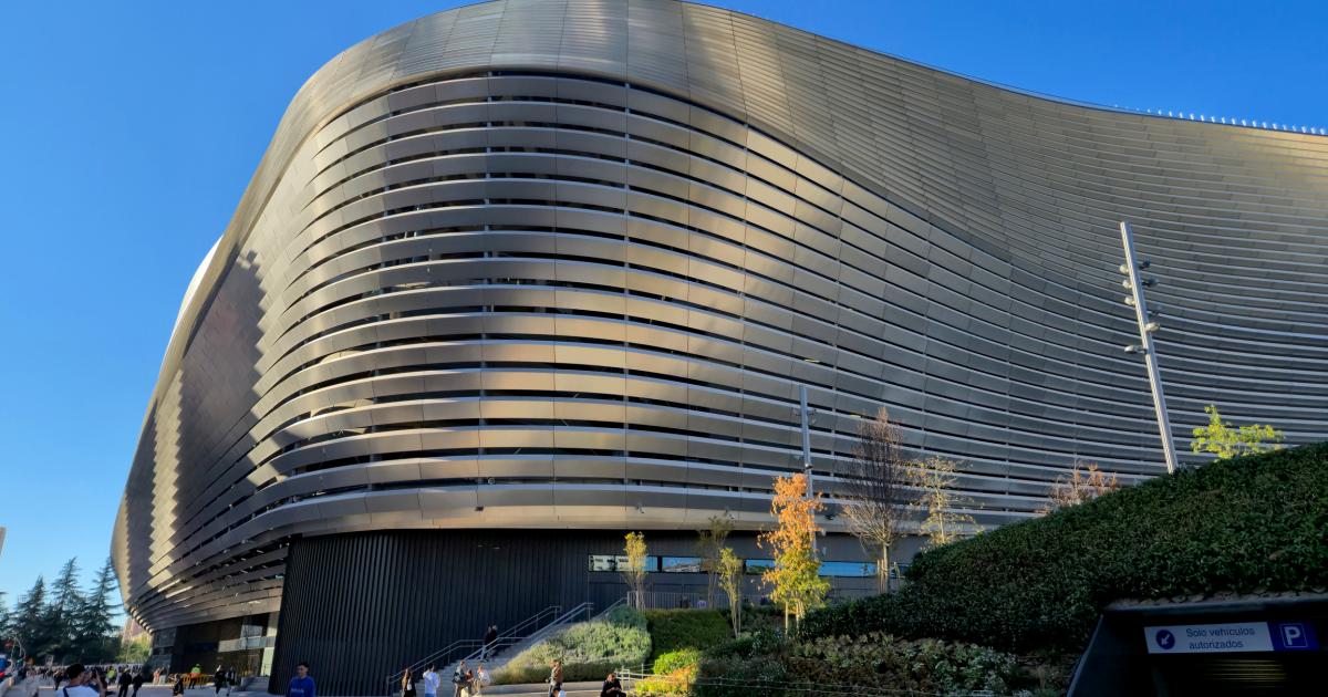 MADRID, ESPAÑA - 27 de octubre: Vista general del exterior del Estadio Santiago Bernabéu el 27 de octubre de 2025 en Madrid, España.