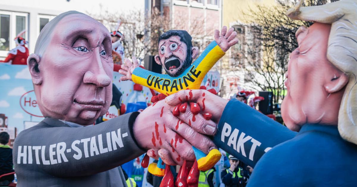Una carroza de carnaval muestra a Donald Trump y a Vladimir Putin aplastando a Volodimir Zelenski mientras se dan la mano, durante el desfile de carnaval, el 3 de marzo de 2025, en Düsseldorf (Alemania).