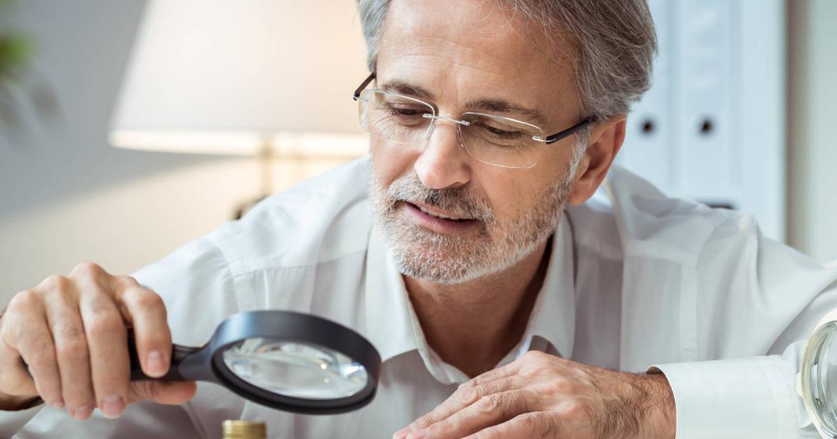 Un experto analiza monedas para valorar sus valores actuales