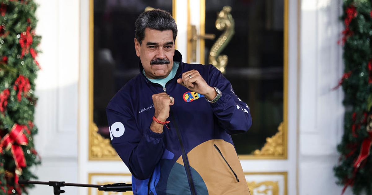 El presidente de Venezuela, Nicolás Maduro, baila durante una marcha del Día del Estudiante Venezolano en el Palacio de Miraflores, el 21 de noviembre de 2025.