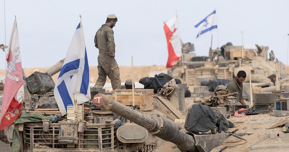 Soldados israelíes mantienen sus tanques cerca de la frontera con la Franja de Gaza, el 29 de octubre de 2025.