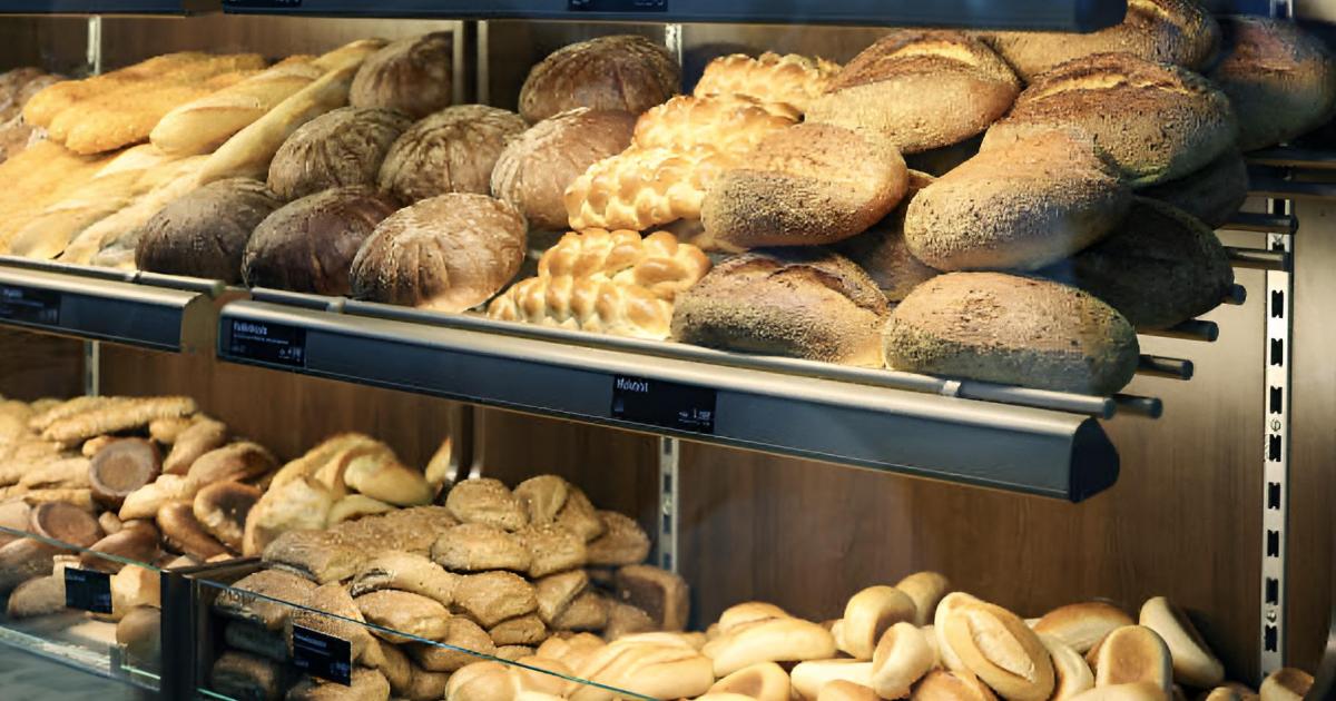 Una vitrina de una panadería llena de productos artesanales