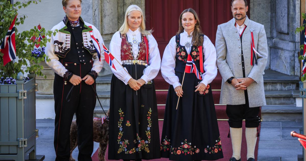 Haakon y Mette-Marit de Noruega y sus hijos Ingrid Alexandra y Sverre Magnus de Noruega en el Día Nacional de Noruega 2025