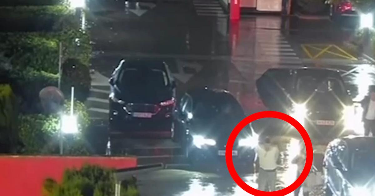 imágenes del entonces president de la Generalitat, Carlos Mazón, en su llegada al Cecopi a las 20:28-