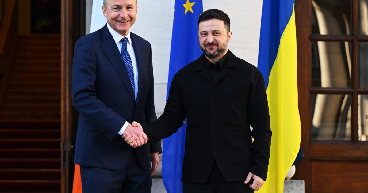 Zelenski da la mano al primer ministro de Irlanda, Michael Martin, durante su primera viista oficial al país