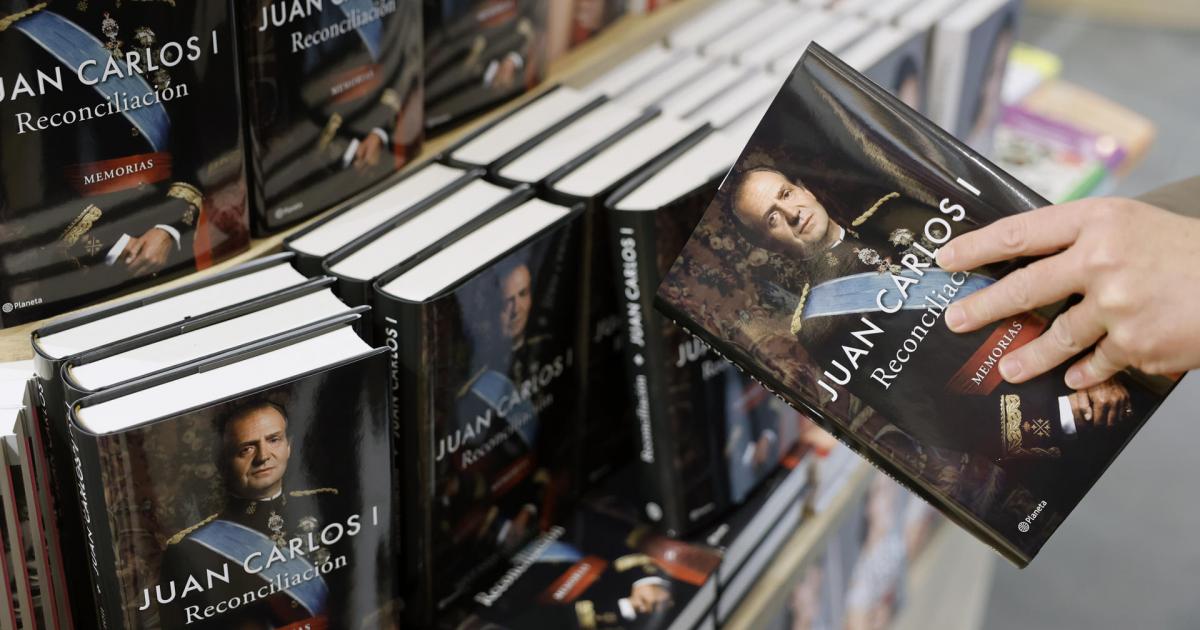 El libro de memorias del rey Juan Carlos I, padre de Felipe VI, titulado 'Reconciliación', llega este miércoles a las librerías en español.