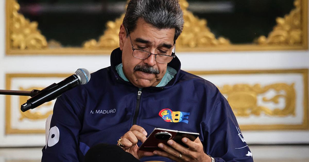 El presidente de Venezuela, Nicolás Maduro, mira su teléefono durante una marcha por el Día del Estudiante, el 21 de noviembre de 2025, en el Palacio de Miraflores, en Caracas.