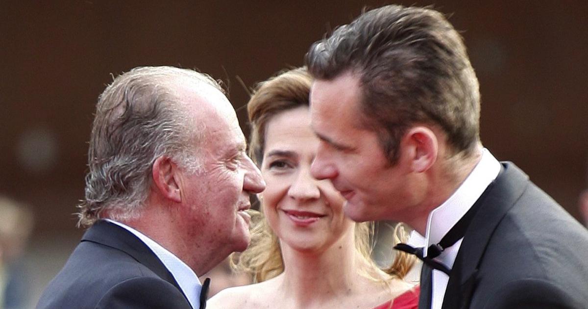 El rey Juan Carlos e Iñaki Urdangarin se saludan en presencia de la infanta Cristina