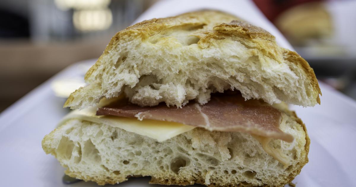 Imagen de archivo de un bocadillo de jamón.