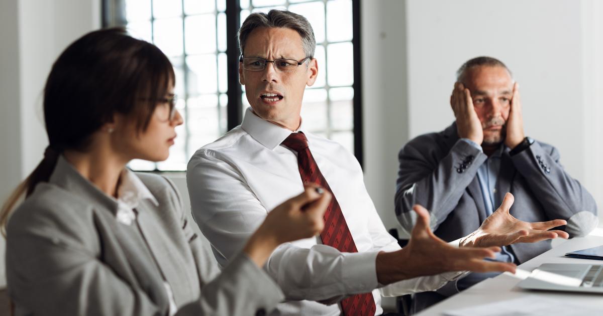 Tres trabajadores en la oficina del jefe