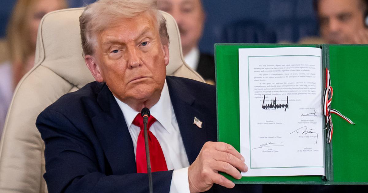 El presidente estadounidense Donald Trump muestra el tratado de paz firmado en la cumbre sobre Gaza en Sharm el Sheij (Egipto), el 13 de octubre de 2025.