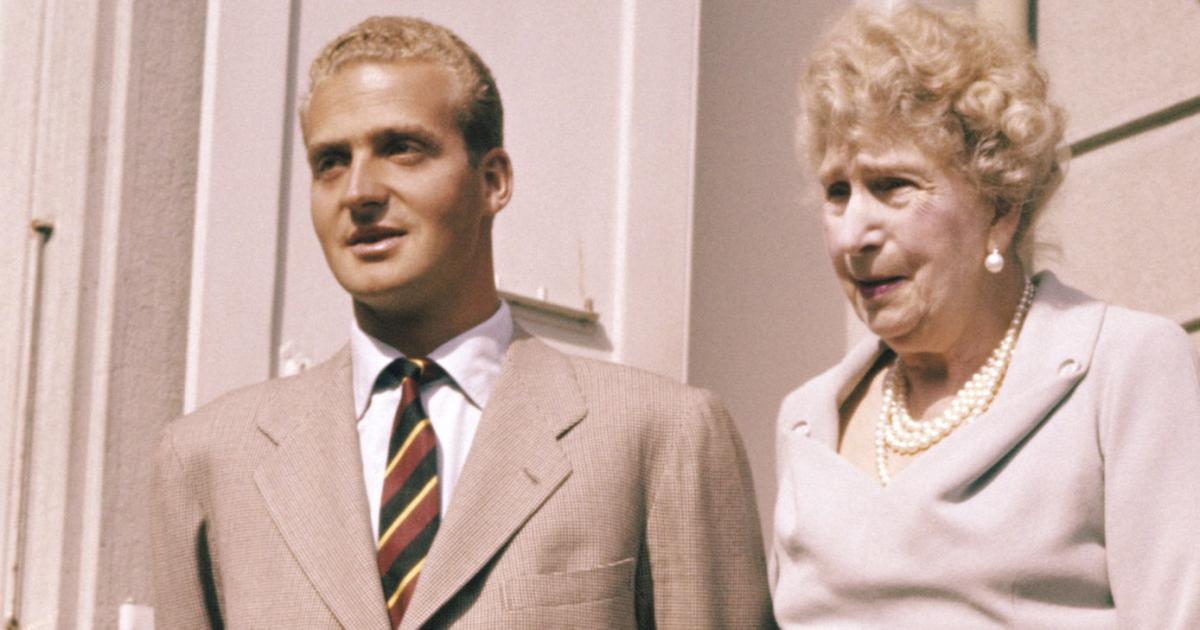 El rey Juan Carlos y su abuela, la reina Victoria Eugenia, en el anuncio del compromiso de Juan Carlos y Sofía en 1961 en Lausanne.