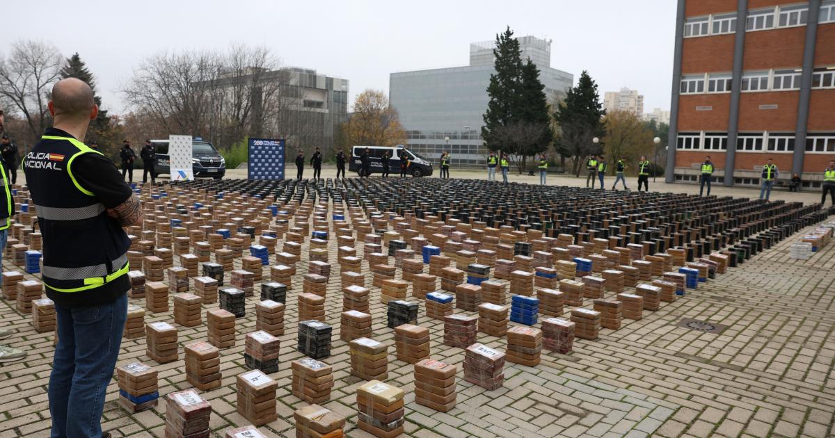 Imagen de archivo de todos los fardos de droga incautados en el marco de una operación contra el narcotráfico en Vigo y València, en 2023, y reunida y expuesta en Canillas (Madrid).