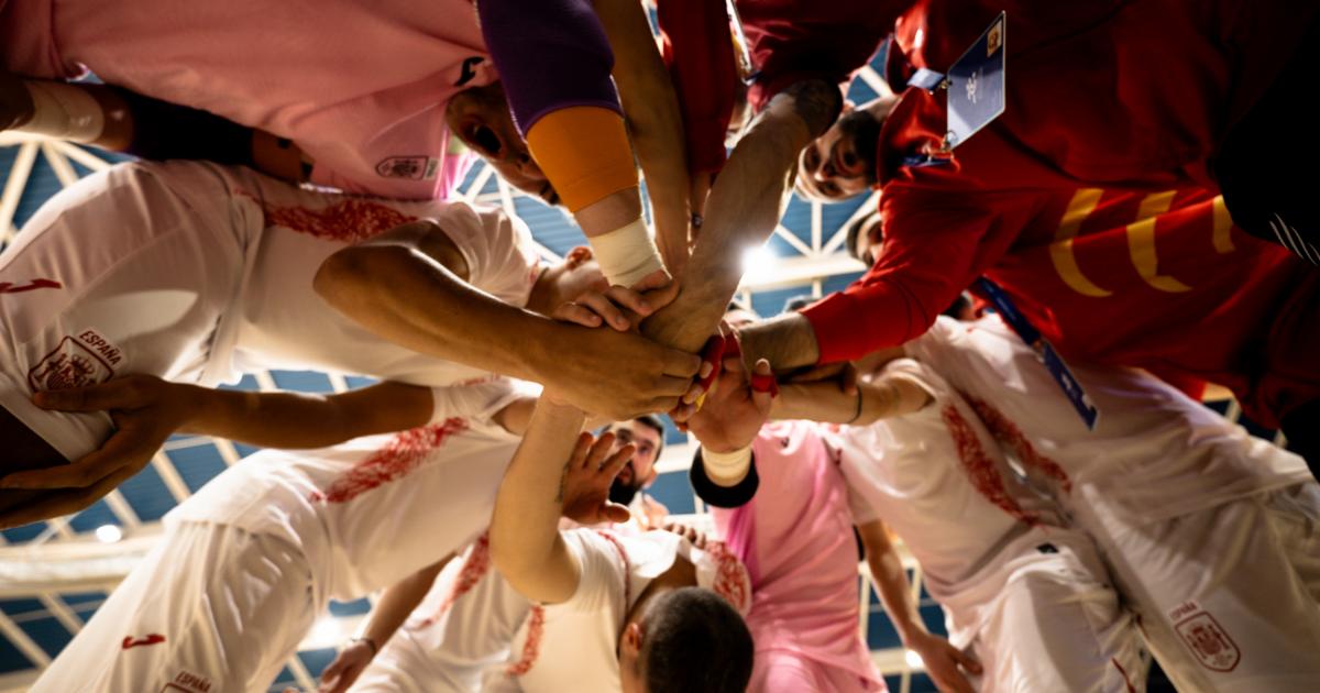 La selección española hace piña antes de uno de sus partidos en el Mundial VIRTUS