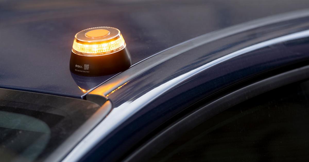 Baliza V-16 sobre un coche.