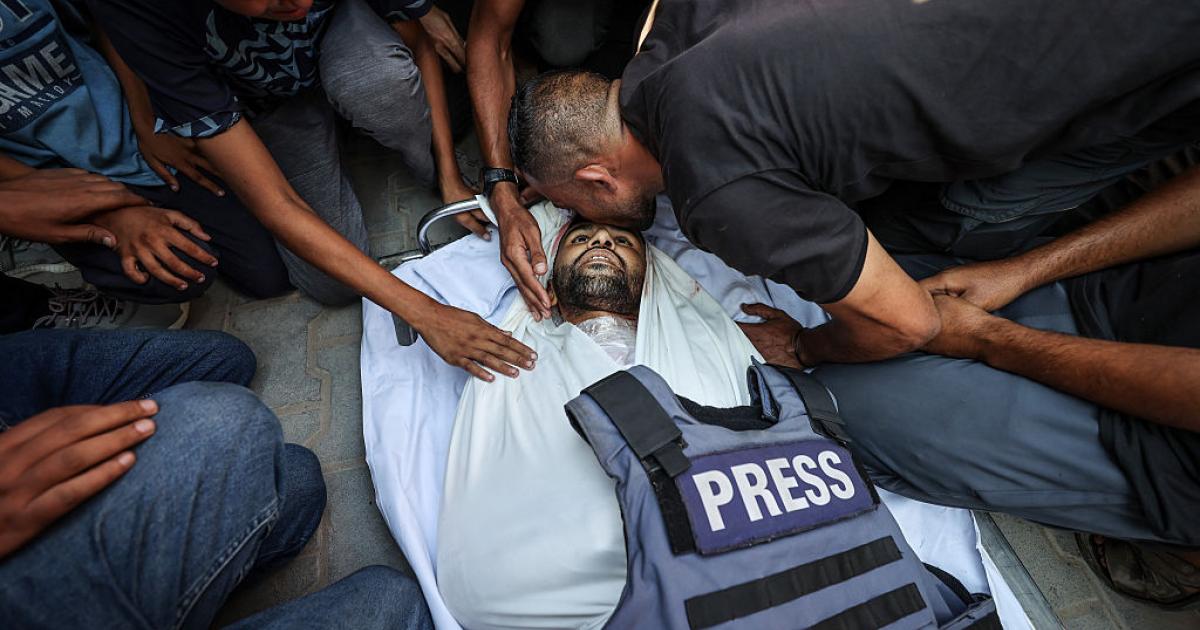 El cuerpo del periodista palestino Adem Abu Kharabeed, asesinado en un ataque israelí contra una tienda de campaña en el campamento de Yarmouk, el 25 de julio de 2025.