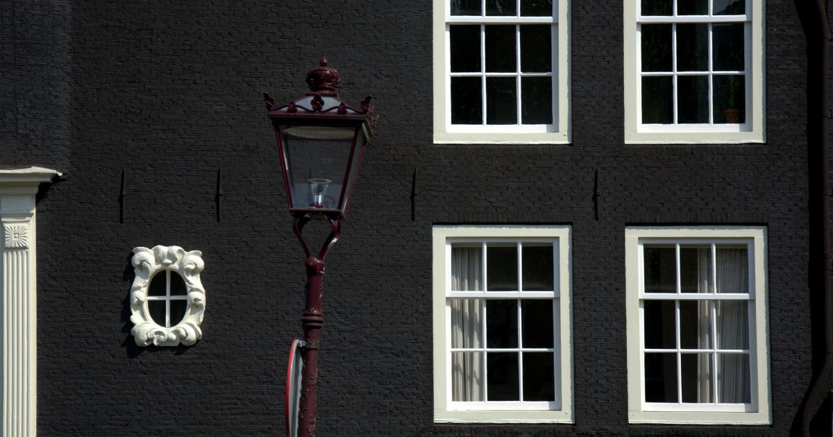 Fachada de ladrillo pintada de negro del casco antiguo de Ámsterdam