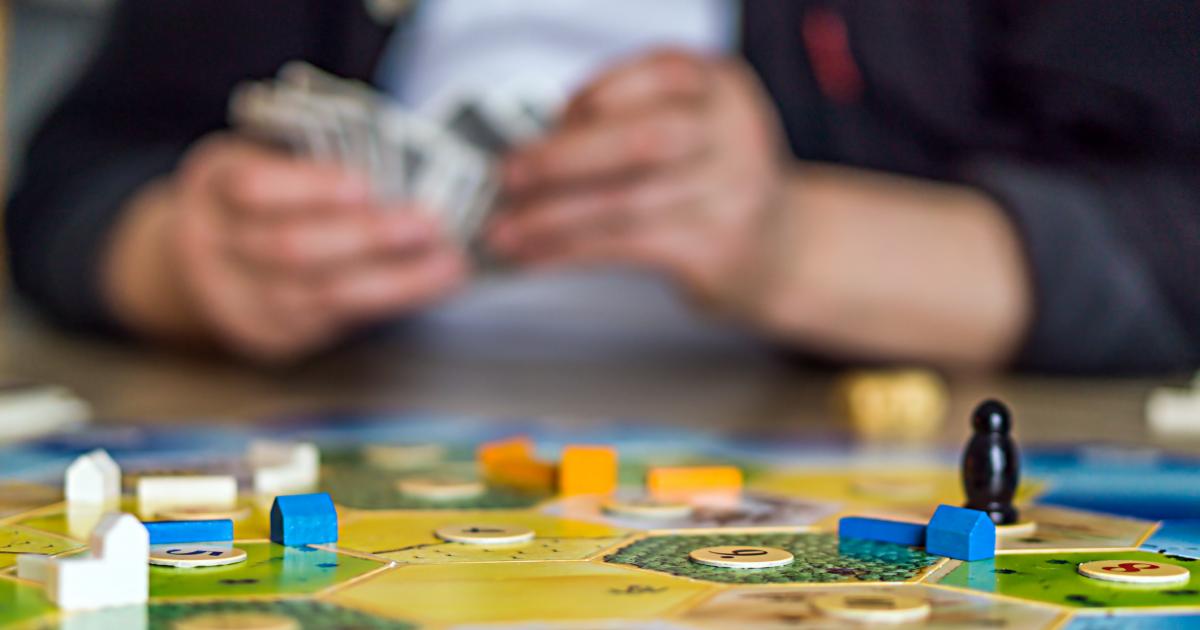 Grupo jugando a un juego de mesa.