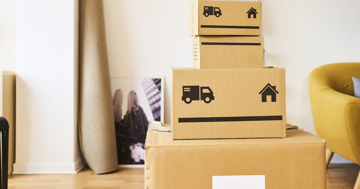 Imagen de varias cajas de mudanza, en el salón de un hogar.