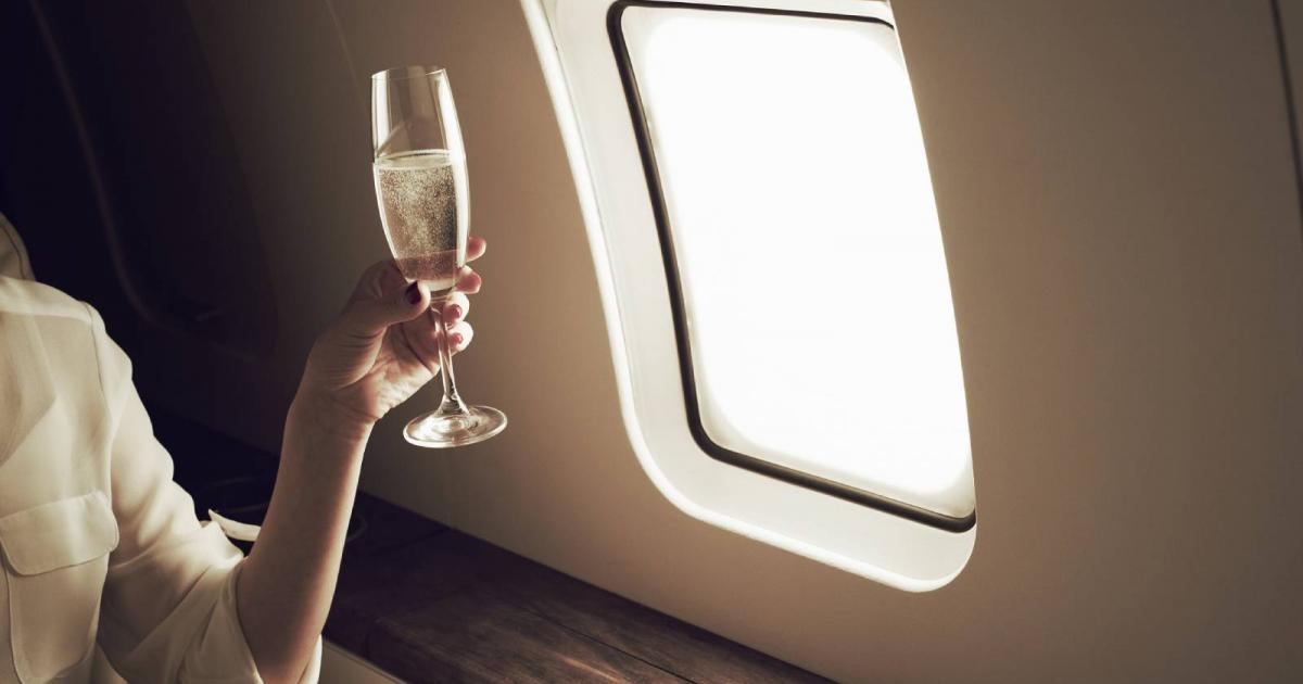 Mujer de negocios relajándose a bordo de un jet privado