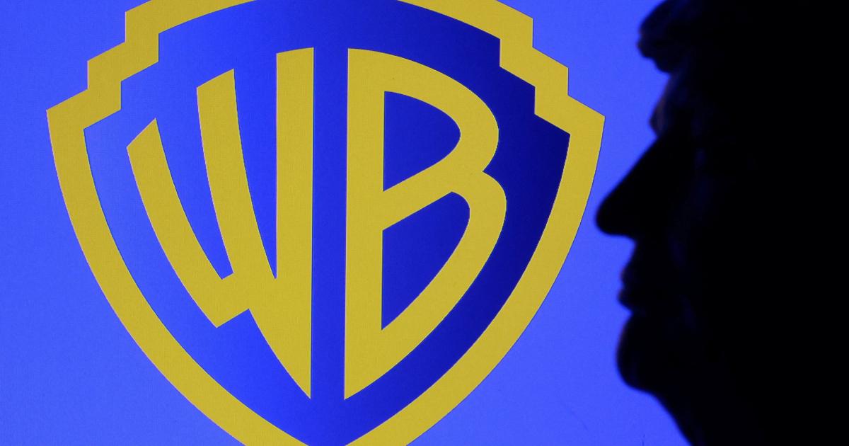 Silueta de Donald Trump frente al logotipo de Warner Bros.