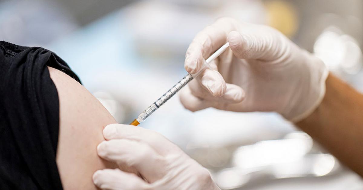 Un hombre vacunándose contra la gripe