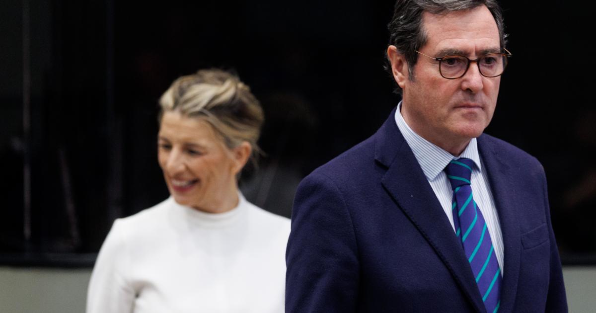 La vicepresidenta segunda y ministra de Trabajo, Yolanda Díaz, en segundo plano; y el presidente de la CEOE, Antonio Garamendi; en una imagen de archivo.