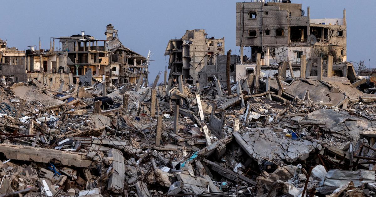 Edificios en ruinas entre los escombros en Rafah, al sur de la Franja de Gaza, el 8 de diciembre de 2025.