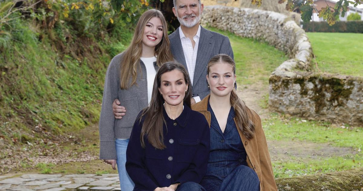 Felicitación navideña de los reyes Felipe y Letizia y sus hijas, Leonor y Sofía, en este 2025.