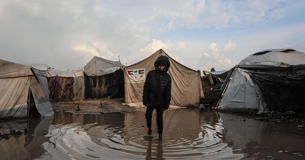 Un joven palestino, entre tiendas inundadas en el campo de refugiados de Bureij, en la ciudad de Gaza, el 11 de diciembre de 2025.