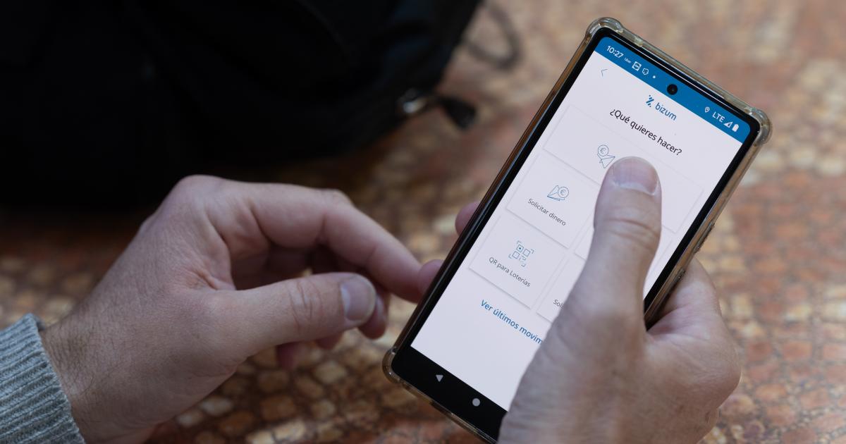 Imagen de archivo de una persona realizando una transferencia de dinero con Bizum.