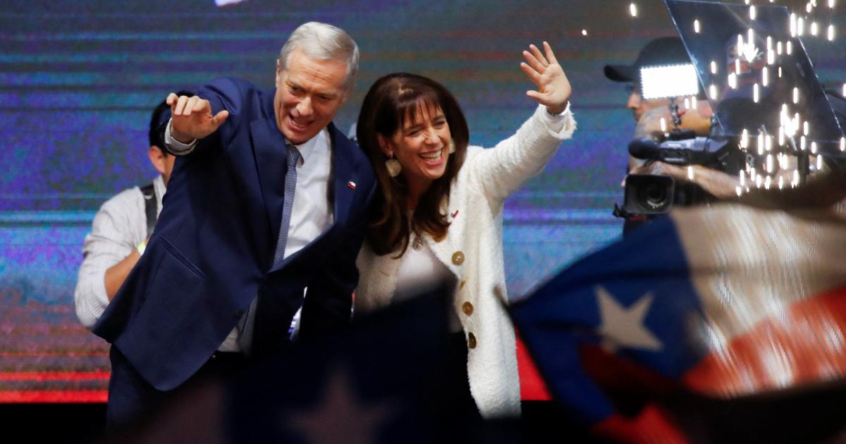 José Antonio Kast, del Partido Republicano de Chile, y su esposa María Pía Adriasola, celebran la victoria en la segunda vuelta de las elecciones presidenciales, el 14 de diciembre de 2025, en Santiago.