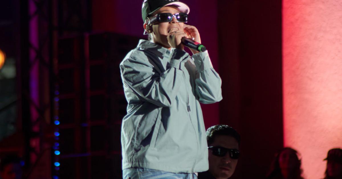 Yahritza, vocalista de Yahritza y su esencia en un concierto en 2023.