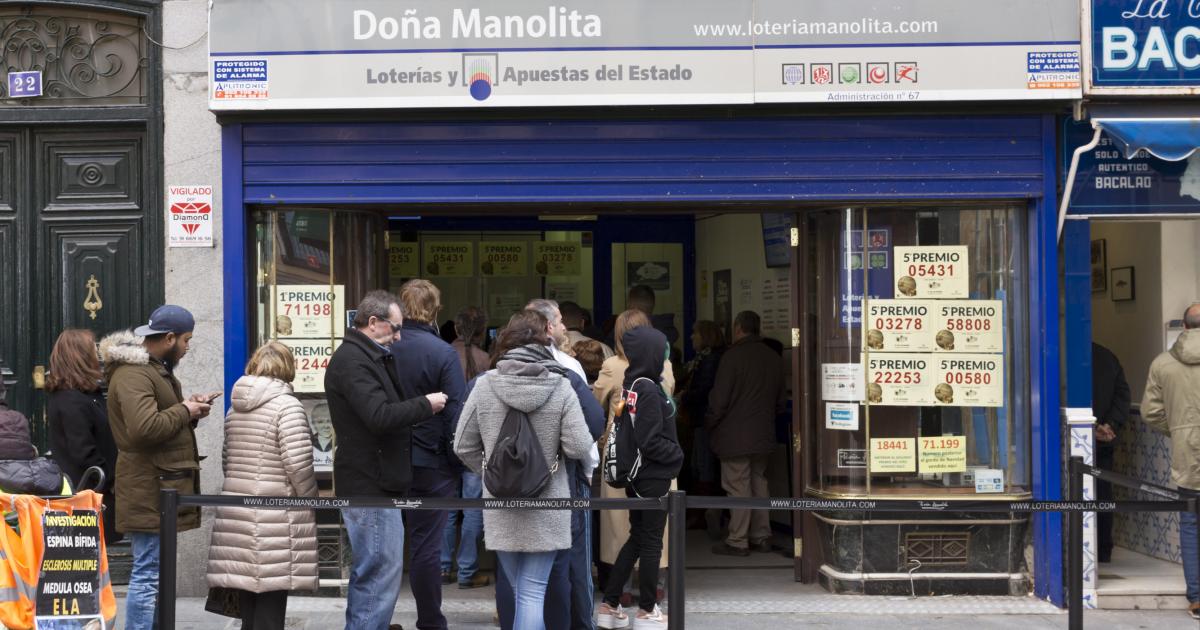 Colas en Doña Manolita para hacerse con un décimo de la Lotería de Navidad.