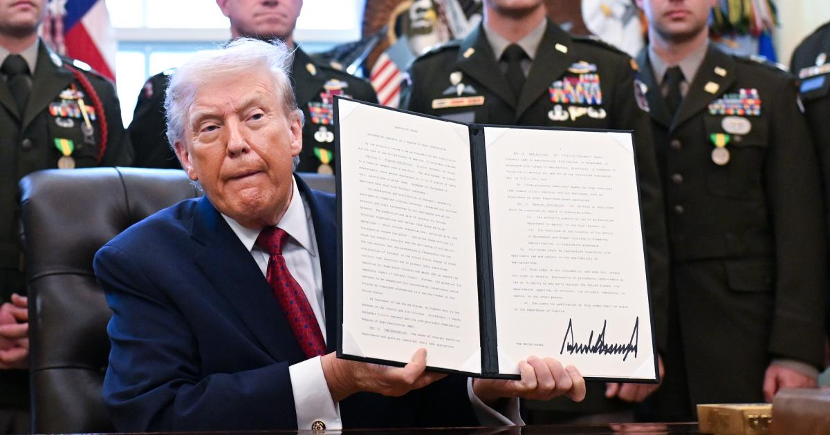 Donald Trump, con un documento firmado en el Despacho Oval de la Casa Blanca. Por suerte, no son otros aranceles.