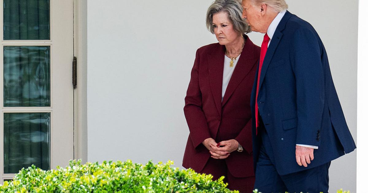 El presidente de EEUU, Donald Trump, conversa con la jefa de gabinete de la Casa Blanca, Susie Wiles, a su llegada al Jardín Sur desde Camp David, el 9 de junio de 2025.