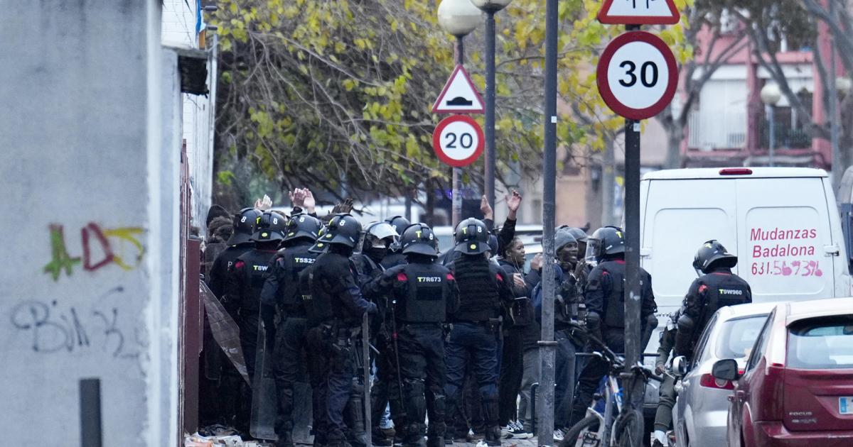 Los Mossos d,Esquadra, durante el desalojo del antiguo instituto B9 de Badalona (Barcelona), el 17 de diciembre de 2025.