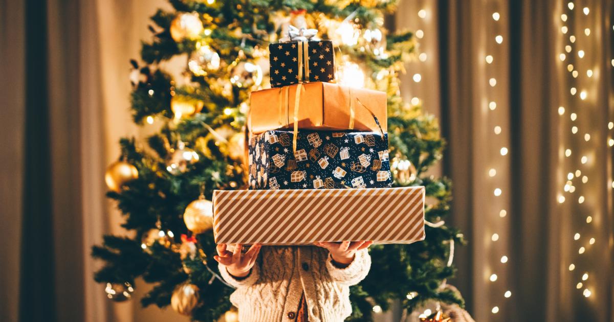 Una chica con varios regalos de Navidad