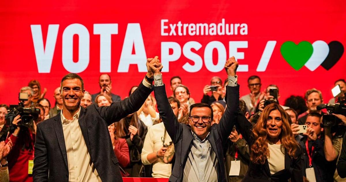 Pedro Sánchez, junto a Miguel Ángel Gallardo, en un acto en Villanueva de la Serena, Badajoz el 19 de diciembre de 2025.