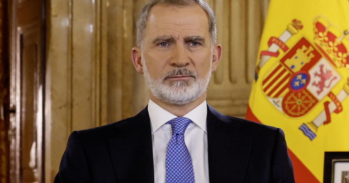 El rey Felipe VI en su mensaje de Navidad 2024 en el Salón de Columnas del Palacio Real