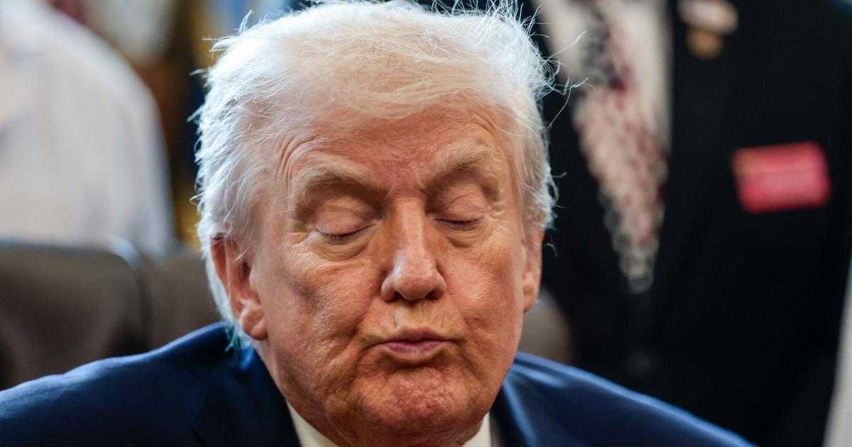 El presidente de EEUU, Donald Trump, firma una orden ejecutiva que recomienda flexibilizar las regulaciones sobre la marihuana, en el Despacho Oval, el 18 de diciembre de 2025.