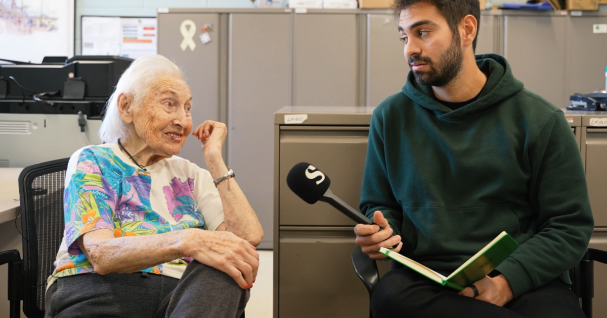 Mujer de 105 años junto al creador de contenido canadiense, William Rossy.