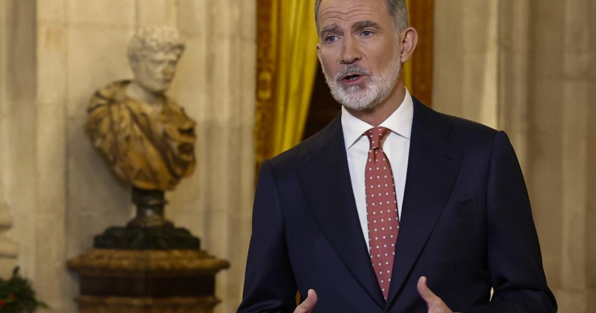 El rey Felipe VI, en su primer discurso de Navidad pronunciado en pie, en diciembre de 2025.