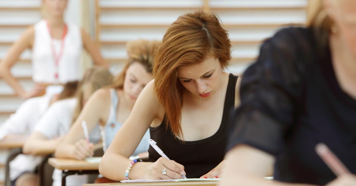 Imagen de una joven estudiante, durante un examen.