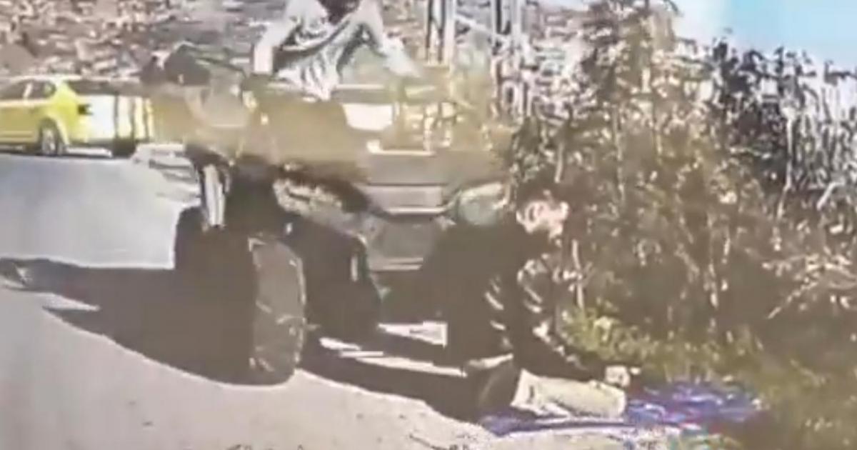 Un colono israelí, a punto de atropellar a un palestino que reza al borde de la carretera, en los alrededores de Deir Jarir (Cisjordania), el 25 de diciembre de 2025.