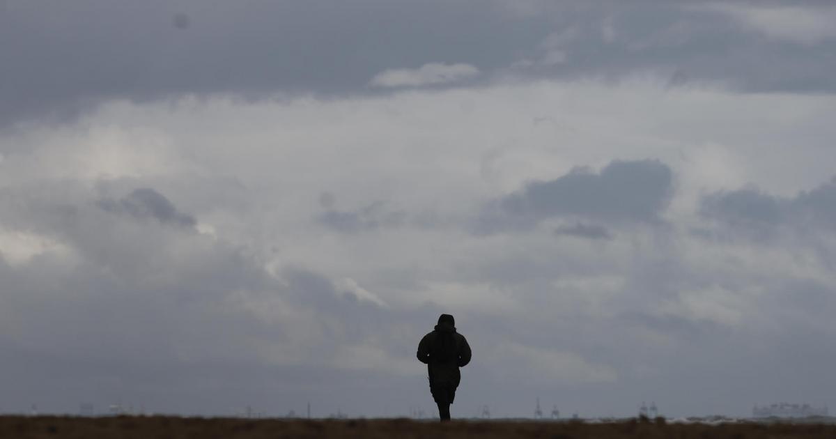 Un deportista en la playa de la Malvarrosa, este sábado.