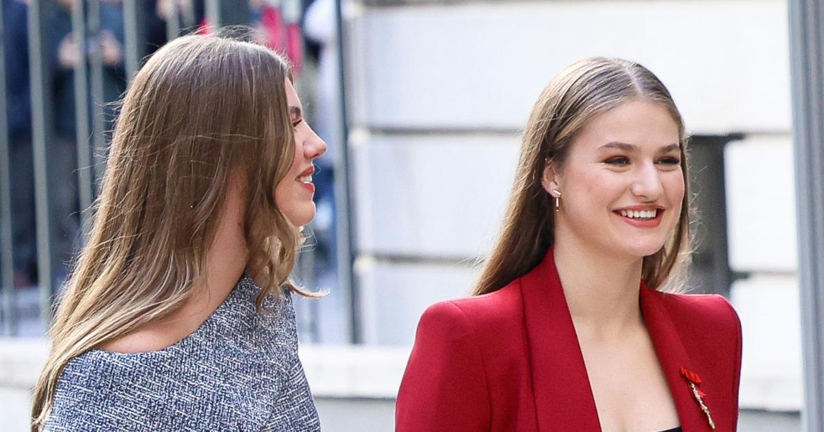 La princesa Leonor y la infanta Sofía, muy cómplices en el acto '50 años después: la Corona en el tránsito a la democracia'