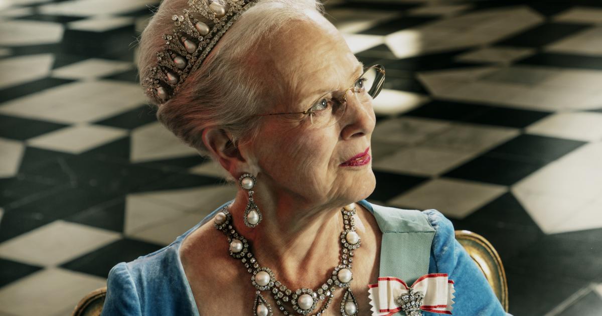 La reina Margarita de Dinamarca con la Tiara Pearl Poire, una diadema de perlas y diamantes