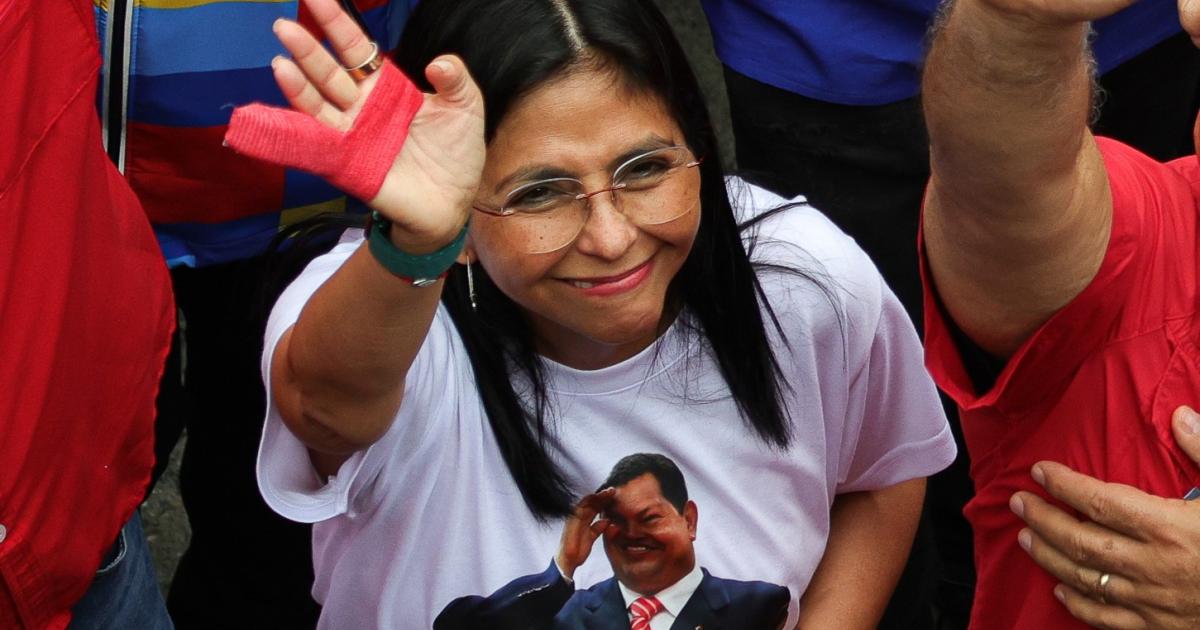 Delcy Rodríguez, en una foto de archivo con una camiseta de Hugo Chávez.